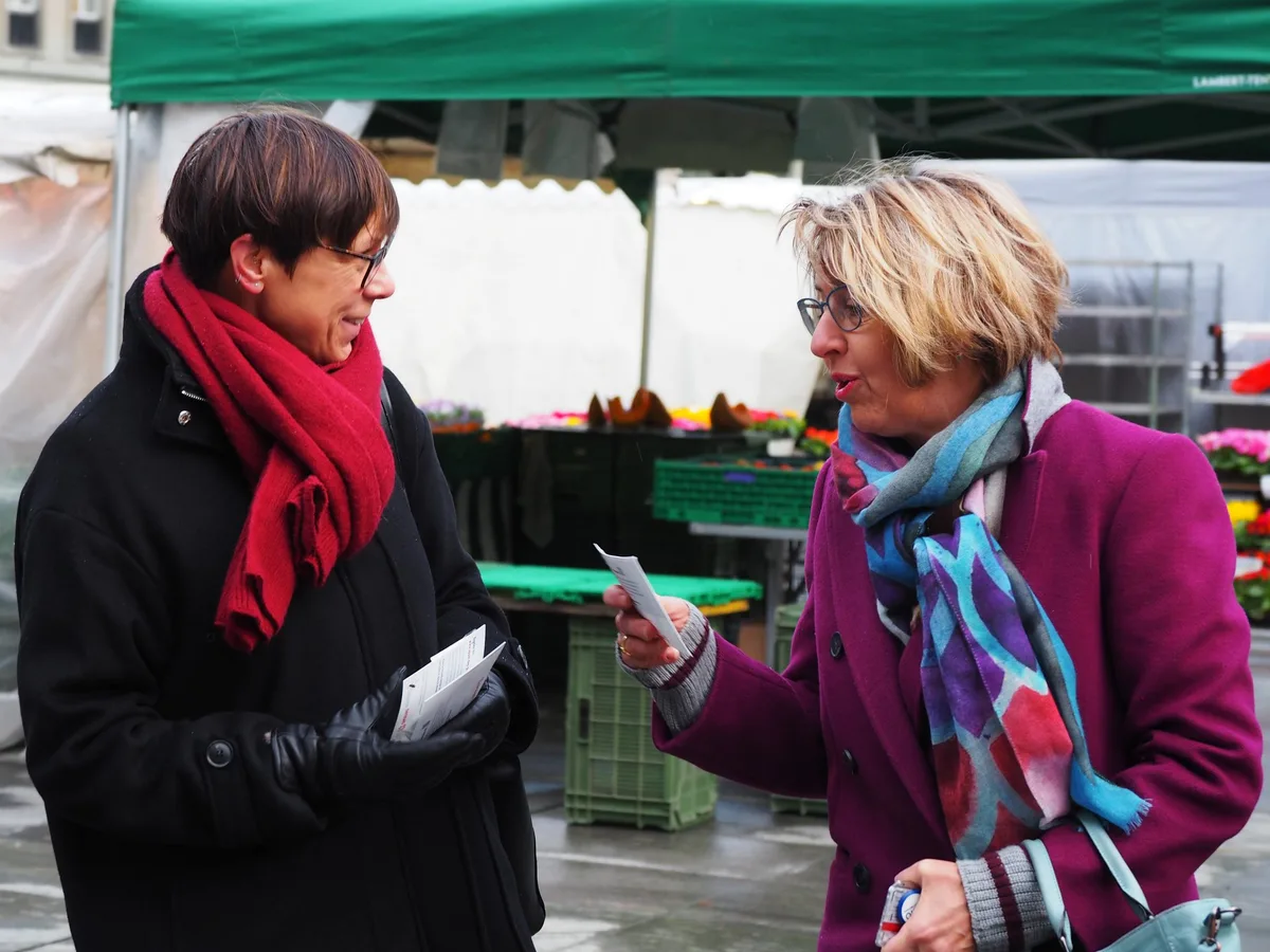17e0eb255811b1c6c703bc76072f83c346b66ef6 Die oberste Bäuerin Anne Challendes in Aktion. (Bild Swissaid)