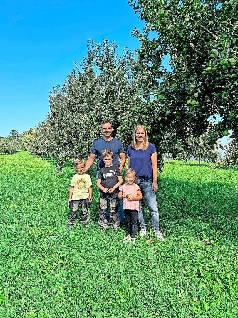 Die Familie Hafner vor einem ihrer Hochstamm-Apfelbäumen: Astrid und Philipp Hafner-Popp mit den Kindern Pascal, Mauro und Anna (v.l.).