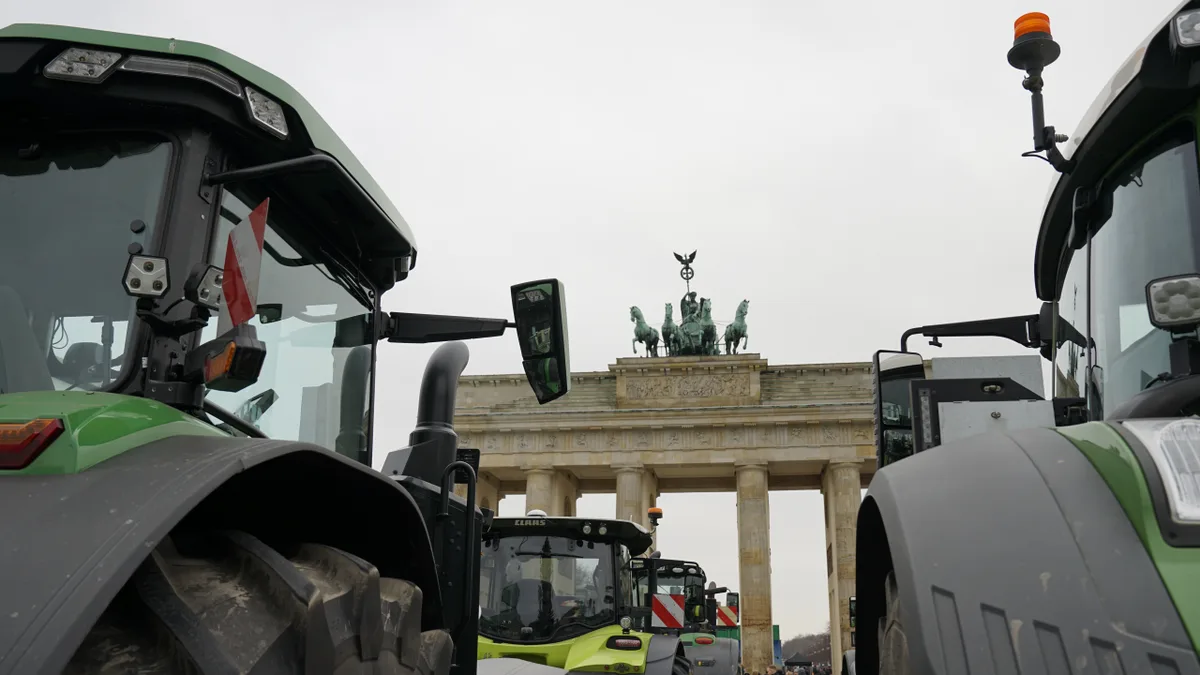 Traktor_brandenburg Mit dem Traktor vors Brandenburger Tor