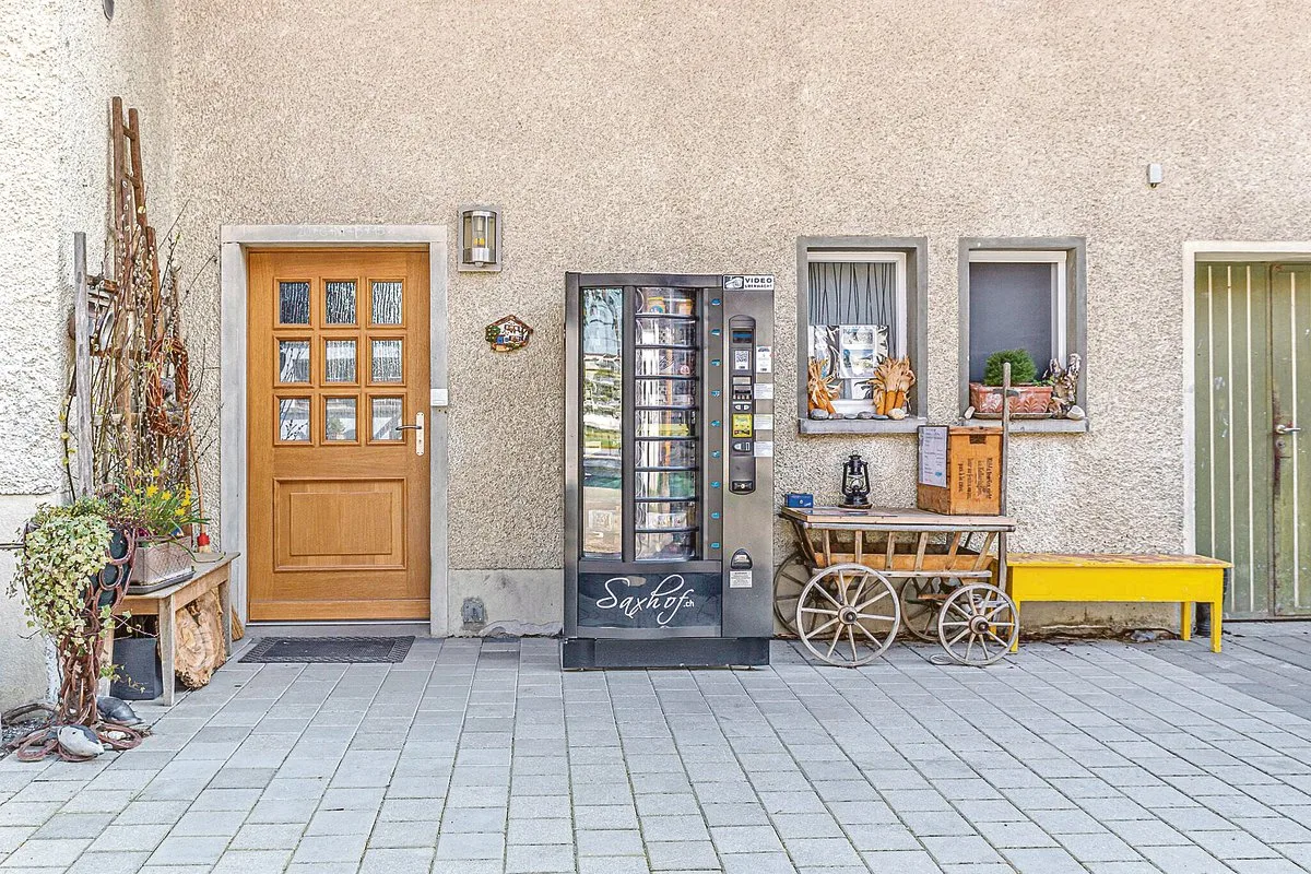 7f2e7398168ac1eee38ecf31aabafbaff551e44b Auf dem Saxhof im St. Gallischen Buchs steht seit 2019 ein Verkaufsautomat. Familie Schwendener, die das Gerät betreibt, ist sich sicher: Der Kundenkontakt leidet nicht darunter. (Bild Philipp Schwendener)