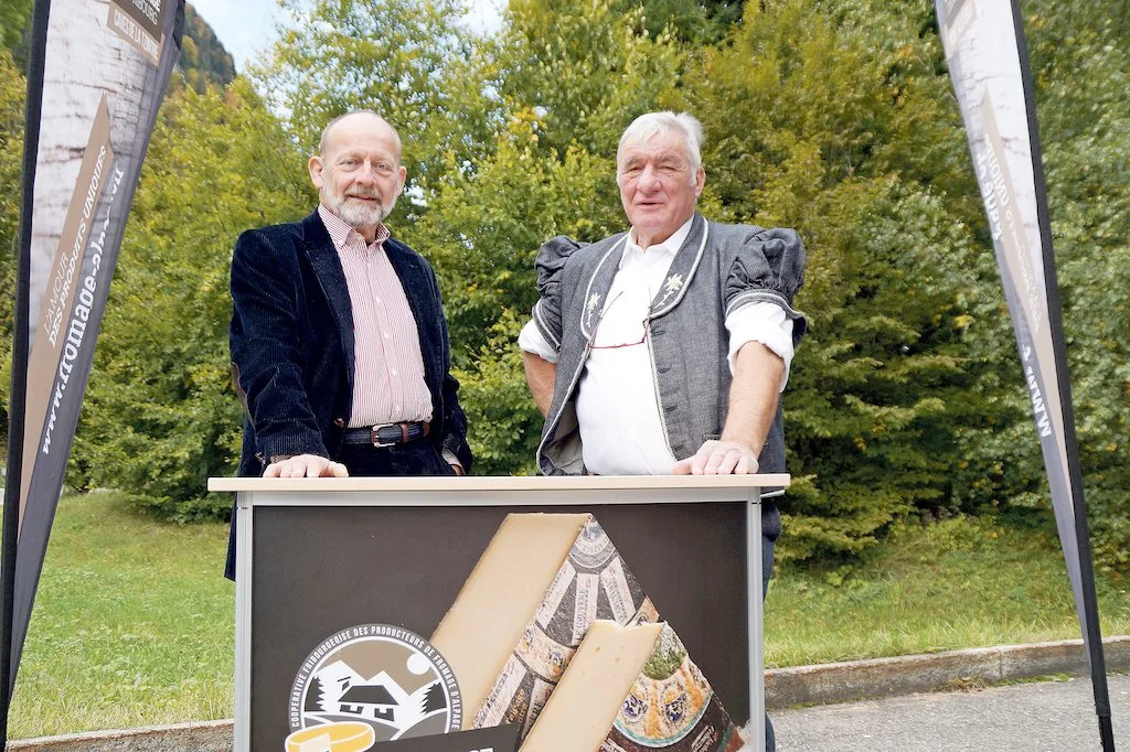 ca354415c248a7d5d58500b567d3b40773f6c4fa Alt-Nationalrat Dominique de Buman (links) hat das Präsidium der Freiburgischen Genossenschaft der Alpkäseproduzenten von René Kolly übernommen. (Bild Josef Jungo)
