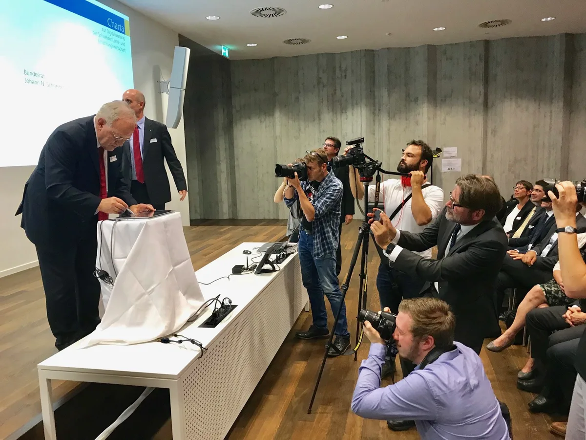 6dac140b43006e0dc758b2f4b080981c0e42cf4a Johann Schneider-Amman unterzeichnet als erster die Charta: Ganz modern via Tablet. (Bild akr)