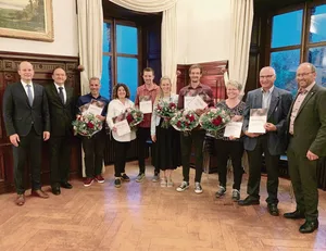 Fabian Peter, Regierungspräsident LU, Ivan Barbic, Master of Wine, Mathias & Cristina Brunner, Hitzkirch, Noel & Priscilla Huwiler, Aesch, Daniel Fassbind, Hitzkirch, Edith Mächler & Andreas Bachmann, Hitzkirch, Paul Odermatt, Landratspräsident NW (v.l.)