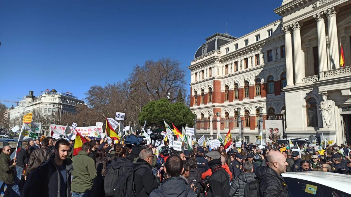 1e7d020b69fe47728d87a5ffa68888183351d671 Hunderte von Landwirten und Viehzüchtern versammelten sich am Mittwoch vor den Toren des Landwirtschaftsministeriums in Madrid, um einen "fairen Preis" für Lebensmittel zu fordern. (Bild Twitter PdPolitica)