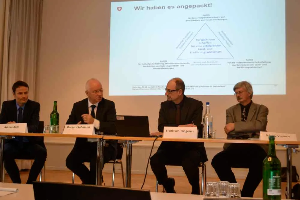 67413aca778f9b785a40389d36d4d7c438ede8d8 Präsentierten und kommentierten die OECD-Studie (v.l.n.r.): Adrian Aebi (Leiter Internationales BLW), Bernard Lehmann (Direktor BLW), Frank van Tongeren (OECD) und Vaclav Vojtech. (Bild jsc)