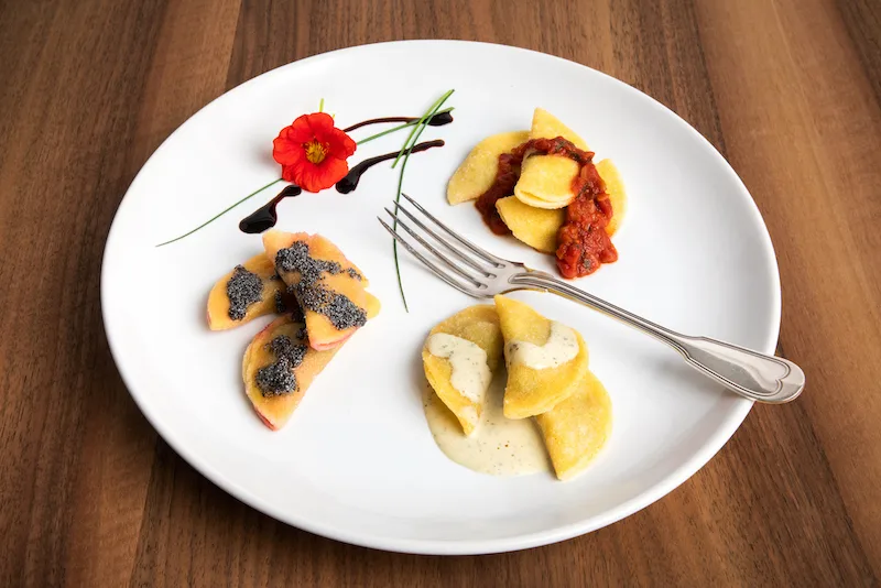 c369f1e66edab8778a66f12525977765e825c5f0 Kräuter-Ricotta-Ravioli mit Tomatensauce, Gartengemüse-Ravioli mit Prosecco-Rahmsauce und Randen-Ravioli mit Mohnbutter. (Bild Ueli Christoffel/SRF)