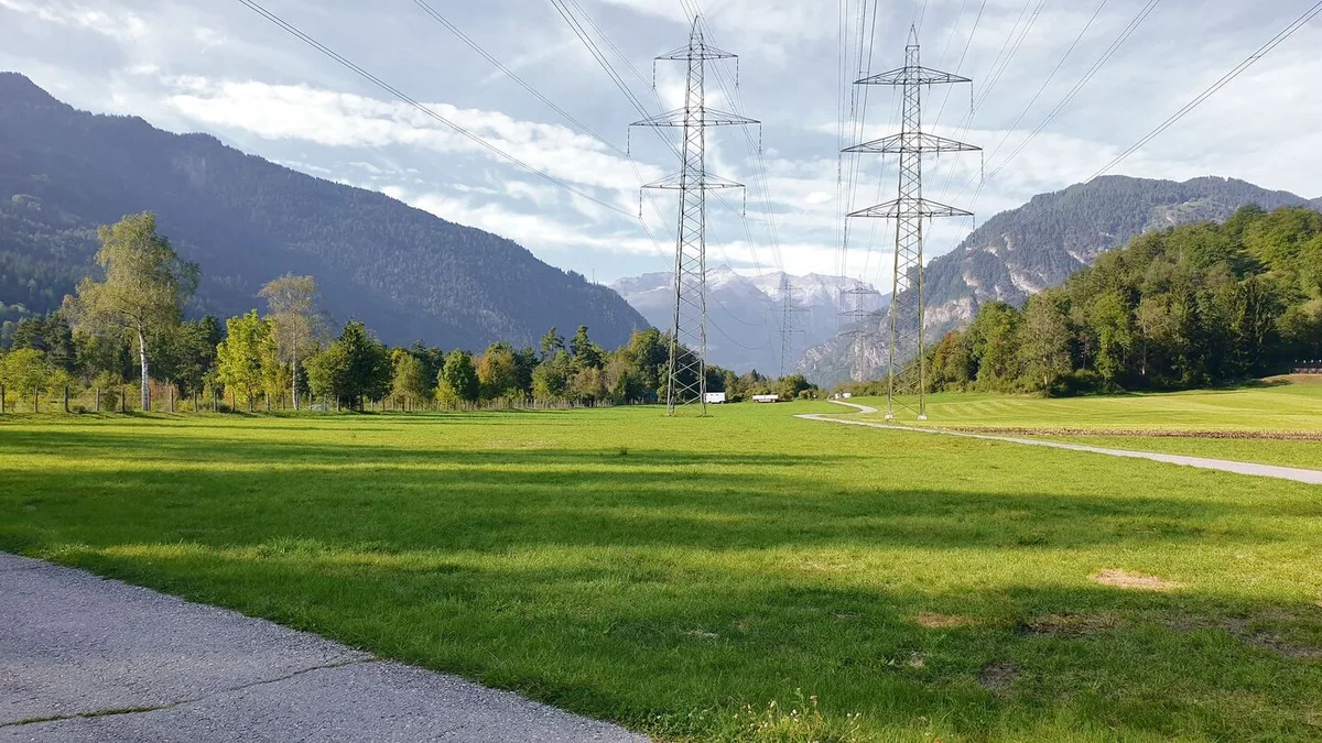 dde802e71d8b39cb8e1297b5f3e6e9849e59e9c7048636e01d6ef83186fa24a4 Auf diesem Feld entsteht der Kompostplatz von Flurin Frigg und Martin Mark für Mist und Grüngut.
