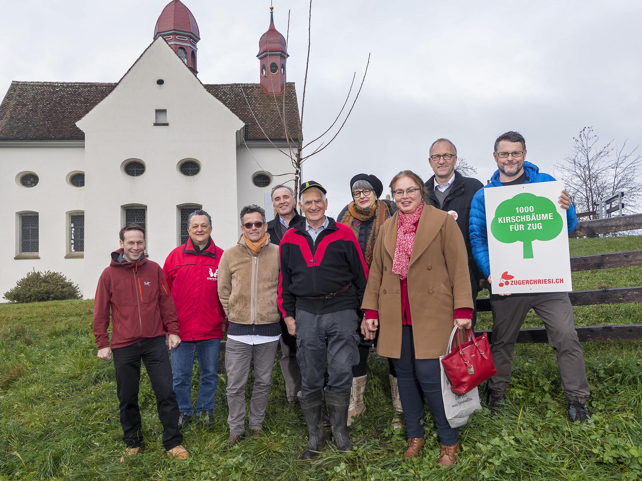 Der Vorstand der IG Zuger Chriesi mit dem 1000. Kirschbaum, der im Dezember 2018 bei der Kapelle St. Verena ob Zug gepflanzt wurde. (v.r.n.l: Ueli Kleeb, Peter Hegglin, Gabriella Neubauer, Claudia Schmid-Bucher, Josef Strickler, Josef Huwyler, Peter Speck, Stefan Doppmann, Gabriel Galliker-Etter) (Bild z.V.g.)