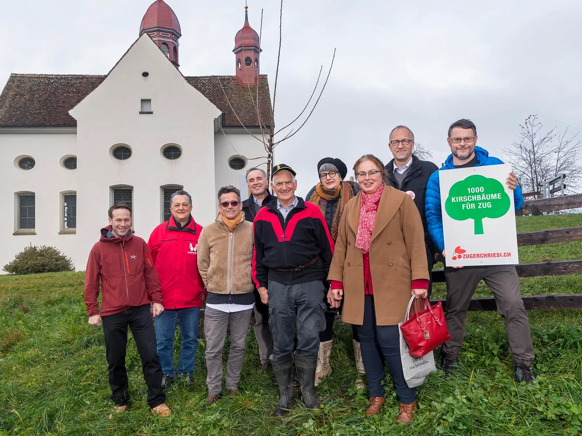 004abb23adfe999de33a1ad37b93e74286b86935 Der Vorstand der IG Zuger Chriesi mit dem 1000. Kirschbaum, der im Dezember 2018 bei der Kapelle St. Verena ob Zug gepflanzt wurde. (v.r.n.l: Ueli Kleeb, Peter Hegglin, Gabriella Neubauer, Claudia Schmid-Bucher, Josef Strickler, Josef Huwyler, Peter Speck, Stefan Doppmann, Gabriel Galliker-Etter) (Bild z.V.g.)