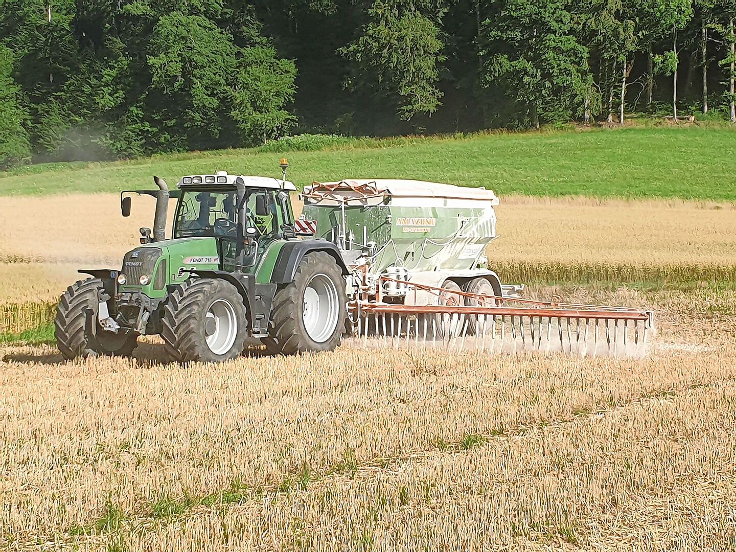 Regelmässiges Kalken erhöht nicht nur den pH-Wert, sondern verbessert auch die Bodenstruktur, Tragfähigkeit und Bodenfruchtbarkeit.