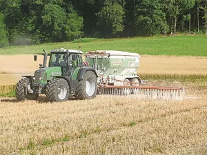 Regelmässiges Kalken erhöht nicht nur den pH-Wert, sondern verbessert auch die Bodenstruktur, Tragfähigkeit und Bodenfruchtbarkeit.