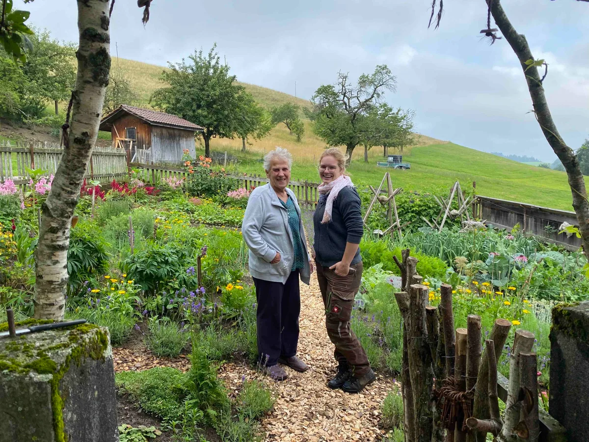 d7a2b6b6638d50b0f04b035aa62d72d1 Seit dem Frühling 2021 arbeiten Marie Gerber und Anina Marbot zusammen im alten Bauerngarten. Im Frühling hat Marbot den kränkelnden Buchs durch Lavendel ersetzt. (Bilder jsc)