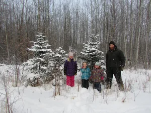 Familie Ruckstuhl hat einen Christbaum gesucht und gefunden. Um bei minus 25 Grad Celsius nicht lange im Schnee herum zu stapfen, sind sie mit dem Truck gefahren.
