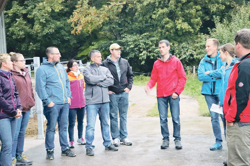 3cc1ef5ef3f3c4f0b354950dbe92b6d72f7ec185 Martin Kneubühler (rote Jacke) und seine Frau Monika (2. v. r.) haben Berufskollegen Einblicke in ihren Betrieb gewährt. Die fremden Augen sollen den eigenen Blick auf Dinge lenken, die im Alltag untergehen. (Bilder Ruth Aerni)