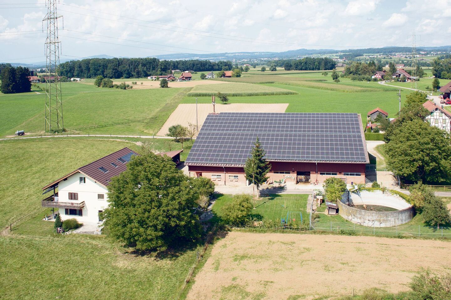 Der Bucherhof in Mühlau: Schon 2015 wurde die Scheune mit einer PV-Anlage auf dem Dach versehen, der Strom wird grösstenteils verkauft. 2022 folgte eine weitere Anlage auf dem Hausdach, vor allem für den Eigenverbrauch des Stromes.