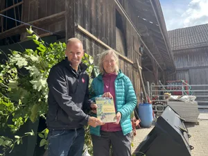 Unterstützung für Beratungspersonen und Betriebsleitende: Hubert Schürmann von der Schweizerischen Vogelwarte und Co-Autorin Véronique Chevillat (FiBL) mit dem neuen Praxishandbuch Biodiversität.