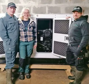 Nicolas Marti mit Partnerin Rebecca und Vater Hanspeter Marti (v. l.) vor dem Stromgenerator.