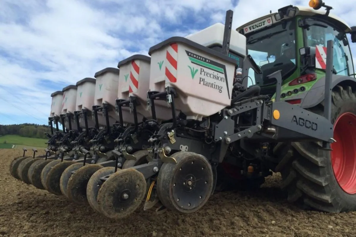 e275988ffe752b937cacb463af28ba8d9d5b08ae Precision Planting Einzelkornsämaschine mit Schardruckregelung und Fendt 516 mit RTK-Lenksystem, die für die Aussaat auf der Versuchsparzelle verwendet wurden. (Bilder zVg)