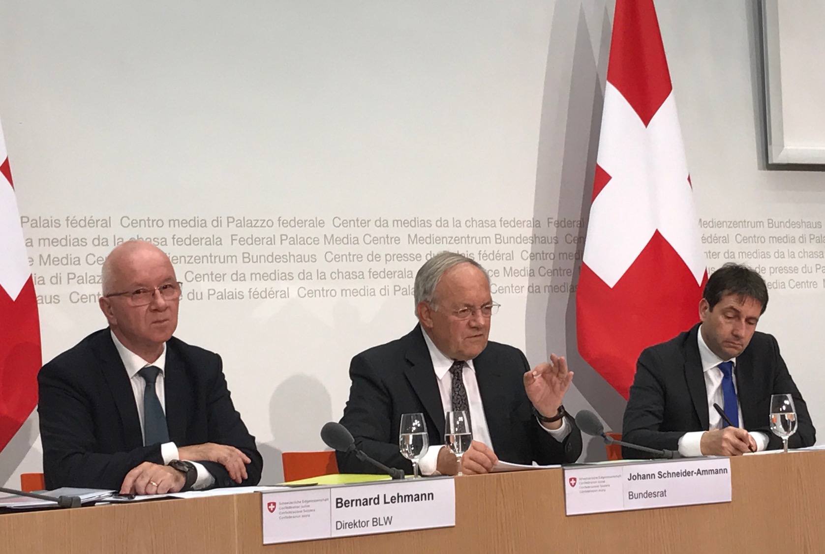 Medienkonferenz mit Nachwirkung: Die Chefs von BLW und WBF präsentieren am 1. November die "Gesamtschau" des Bundesrats. (Bild akr)