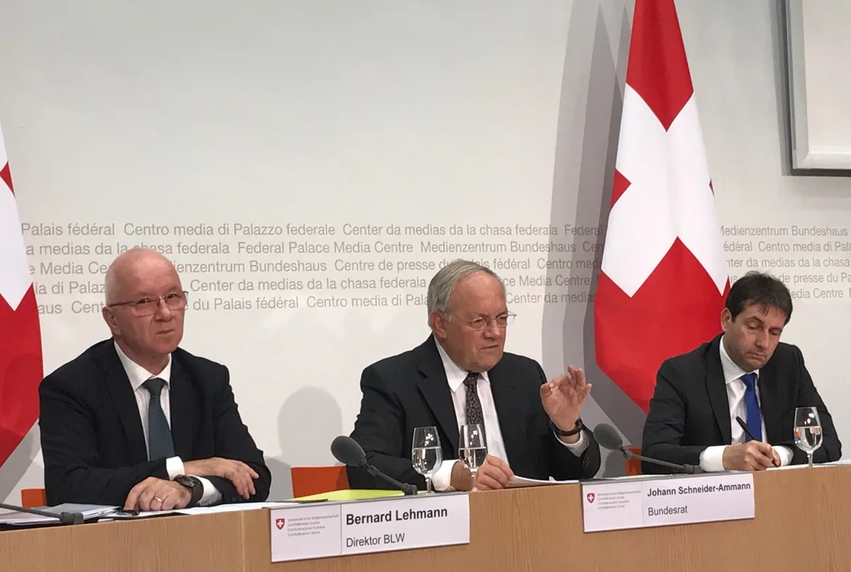 d5cbfd4118a307cfd0613beadcc70bb02a6d3a62 Medienkonferenz mit Nachwirkung: Die Chefs von BLW und WBF präsentieren am 1. November die "Gesamtschau" des Bundesrats. (Bild akr)