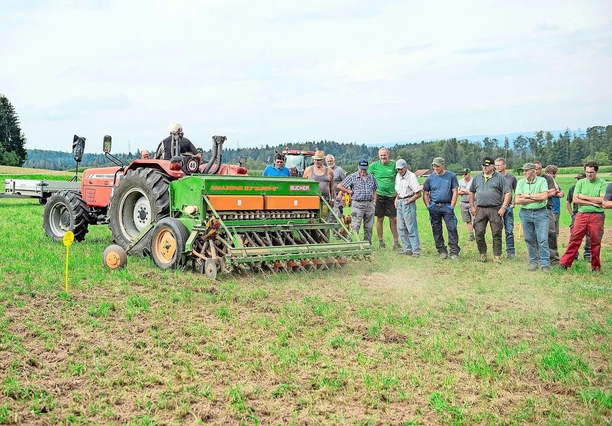 Der kleinere Traktor mit der einfachen Sämaschine eignet sich für hügelige Parzellen.
