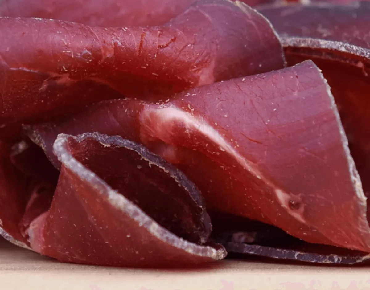 5a8dfc9ed273bd9c750ac313442531d97a6345e8 Je nach Hersteller kann im traditionellen Urner Trockenfleisch unterschiedliches Fleisch zum Einsatz kommen. (Bild Screenshot tigerts.ch)