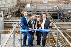 Passend zur Region und dem Erfolg von Emmi mit Spezialitätenkäse wird zur Eröffnung ein Band im Stil der Luzener-Rahmkäse-Verpackung durchschnitten.