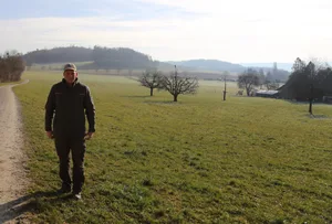 Auf den ersten Blick ist Simon Briner ein ganz normaler Bio-Landwirt. Sein Betriebskonzept ist ein Füllhorn aus dem, was er während seiner wissenschaftlichen Tätigkeit mitgenommen hat.