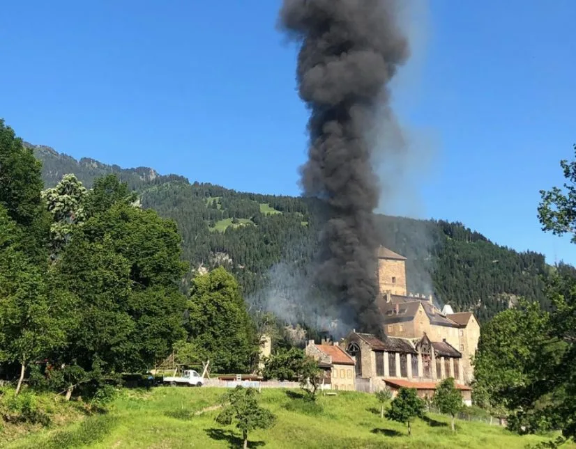 ff267f0df8a2e1a124bd2c75687fddfcc7667eb7 Die Flammen griffen nicht auf das Schloss über. (Bild Kantonspolizei Graubünden)