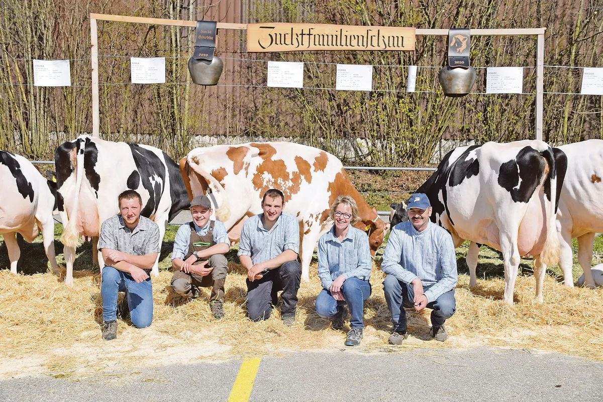 90e7693bacee3cfe7c50819b53bfd81f5eab52a2 Christine und Jürg Streit (rechts) mit ihren Helfern. Auf dem Bild die Zuchtfamilie der Kuh Arrow Donau, welche nach 2017 schon zum zweiten Mal präsentiert werden konnte. Dieses Jahr reichte es für 80 Punkte, was die Klasse A bedeutete.