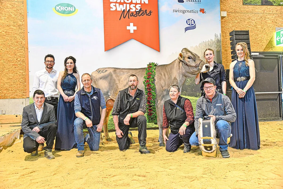 Die Familie Brand-Gisler aus Andiast GR freute sich über den Sieg ihrer Kuh Palmer Lely.