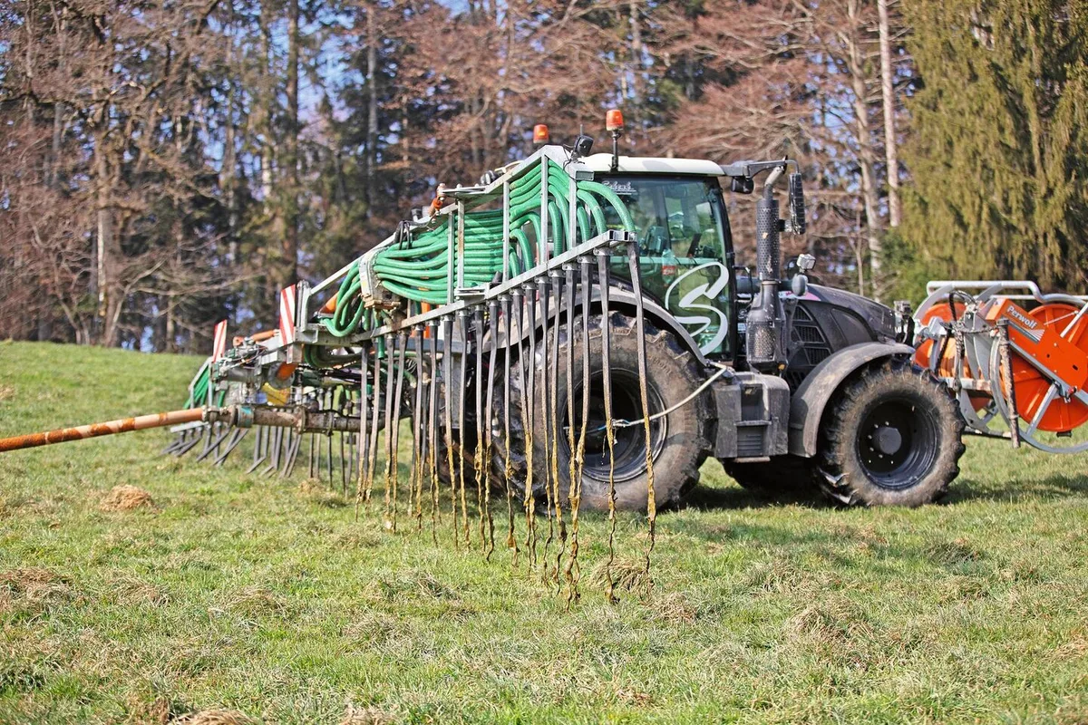 9791d0e60a8d03a9080f0e18d8f21d9c61a792f7516e8c40df05e2a90ed3cb7b Beim Einsatz vom Schleppschlauch wird der Suisse-Bilanz mehr Stickstoff angerechnet. Bisher waren es 3 kg N pro Hektare und Gabe. Ab 2024 wird fix mit 6 kg N/ha gerechnet. Die Anzahl Gaben kann nicht mehr verändert werden.