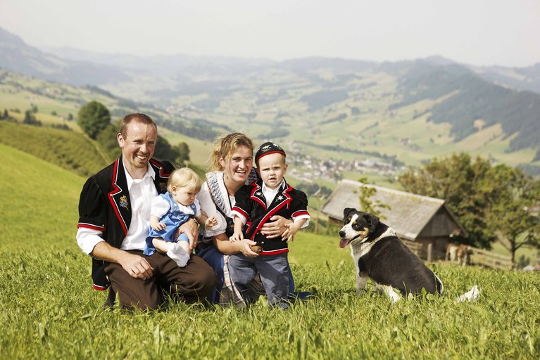 Bauernfamilie Gemäss SBLV werden mit dem Beitrag diejenigen Bauernfamilien unterstützt, denen es nicht möglich ist, einem Nebenerwerb nachzugehen und auf diesem Weg Kinder- und Ausbildungszulagen auszulösen. (Bild Ueli Renggli / landwirtschaft.ch)