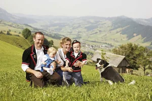 Bauernfamilie Gemäss SBLV werden mit dem Beitrag diejenigen Bauernfamilien unterstützt, denen es nicht möglich ist, einem Nebenerwerb nachzugehen und auf diesem Weg Kinder- und Ausbildungszulagen auszulösen. (Bild Ueli Renggli / landwirtschaft.ch)