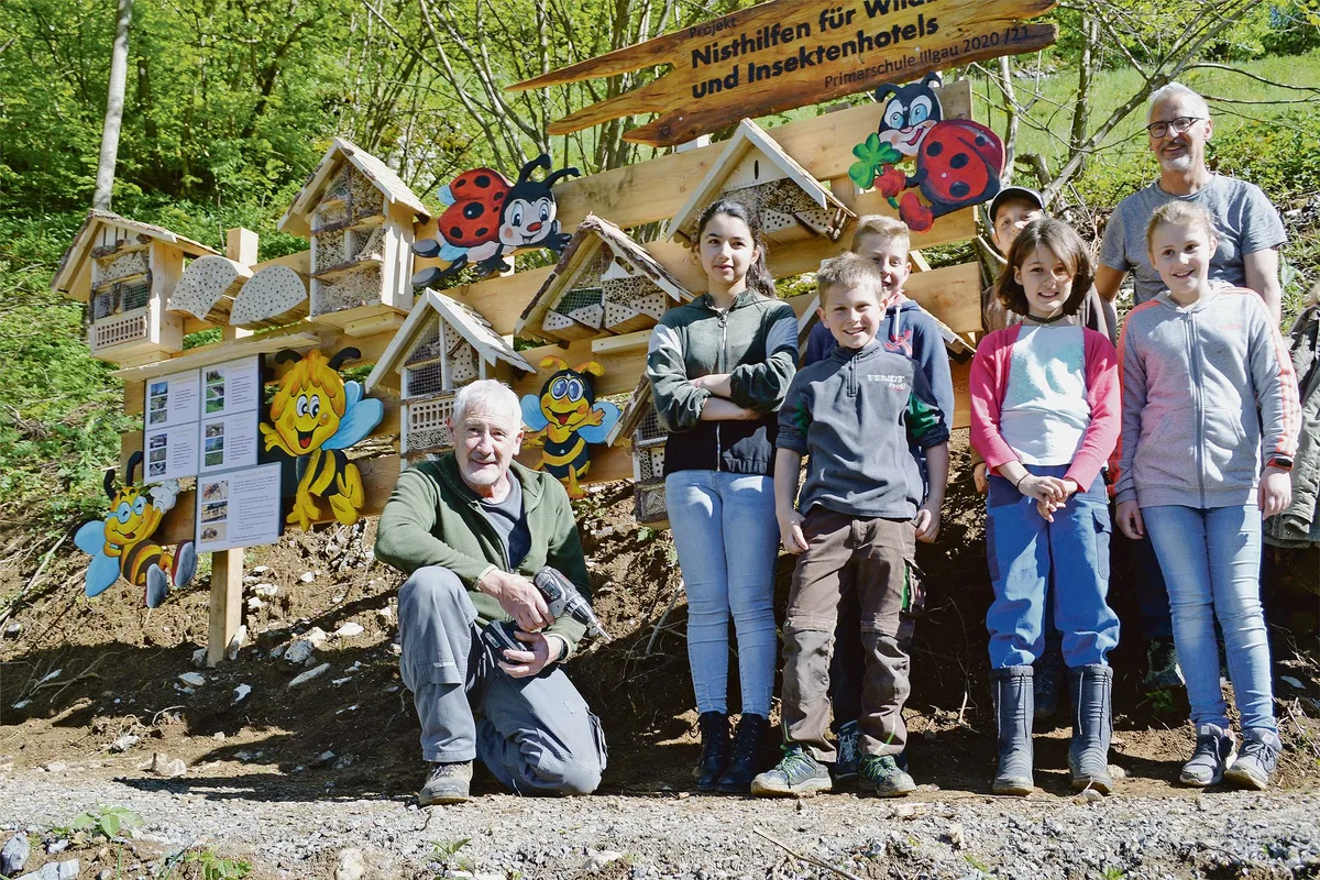 a0d3475515f0efb5dd642d1d608f338148de8f1a 50 Nisthilfe-Kästen bauten die Schülerinnen und Schüler aus Illgau: Emil Heinzer (mit Bohrmaschine) wurde für seinen langjährigen Einsatz gedankt. (Bild Guido Bürgler)