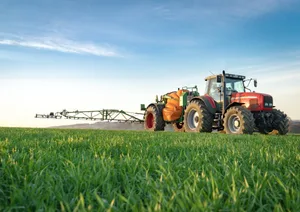 Landwirte seien wirtschaftlich abhängig von Pestiziden, um immer höhere Erträge zu erzielen. Damit verbundene Schäden und Kosten müsse aber die Allgemeinheit bezahlen, kritisiert Foodwatch.