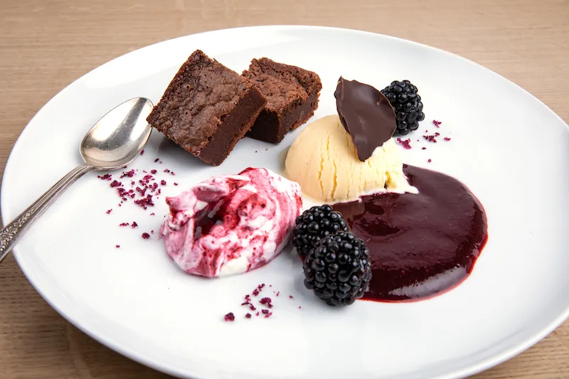 c9fcc3cff27e67e3d13d83e27ee32b8640c7fe8b Schokoladentorf mit Brombeeren und Vanilleglace. (Bild Ueli Christoffel/SRF)