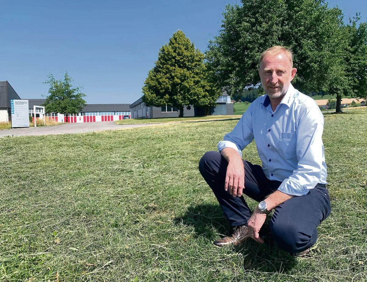 8f06adcbbdc78ad16d2e41f3c1598e5e70136c5586e7a044017057e4e00528f8 Walter Gut in der gemähten Wiese des Gutsbetriebes beim BBZN, Standort Hohenrain.
