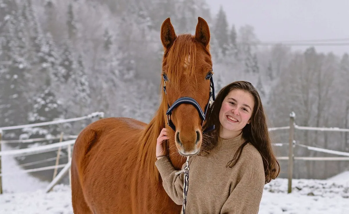 75611359c2a3ca5283b629eed321d1a5e9710a17204ba401e6bec39b248bcf69 Svenja Valentin ist im 1. Lehrjahr auf dem Milchviehbetrieb der Familie Nyffeler. Der Hof befindet sich in Diegten BL.