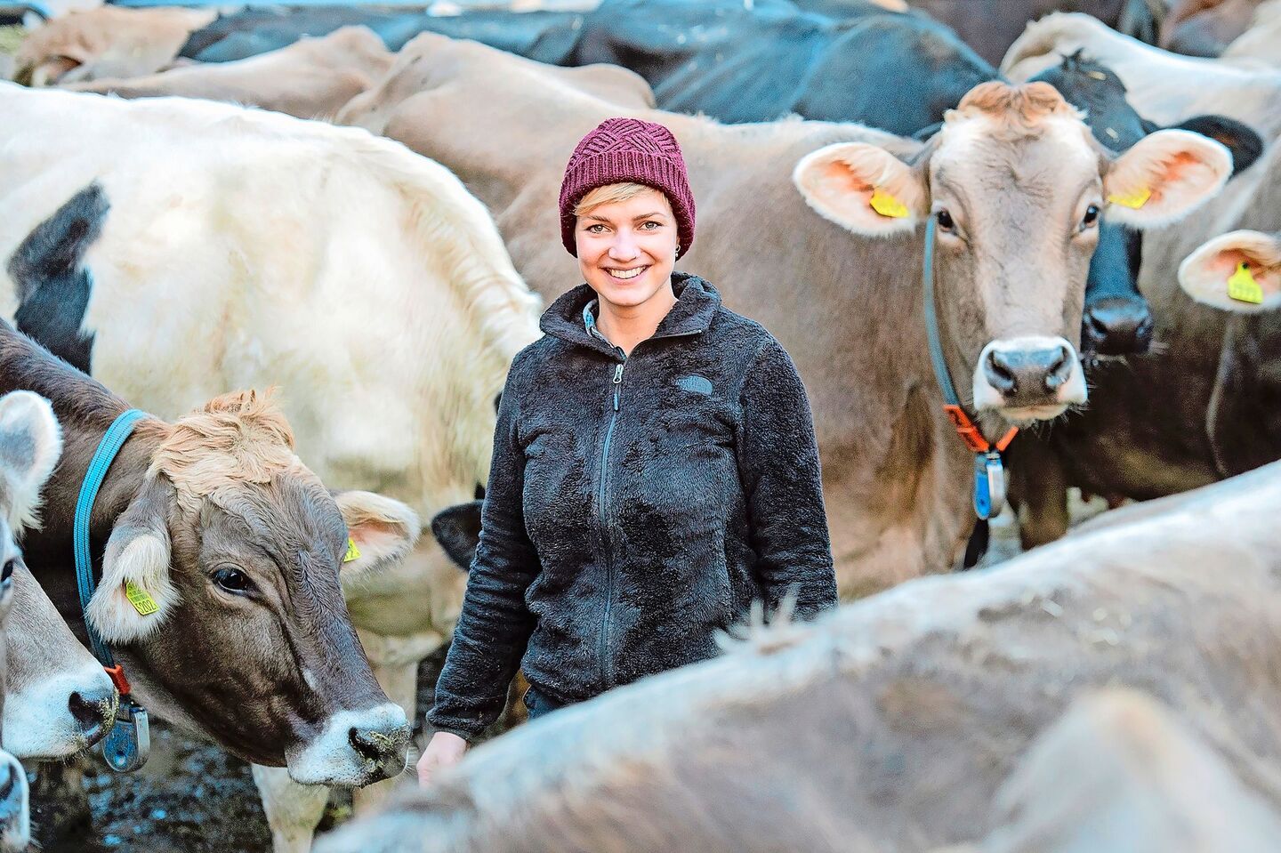 Auf dem Betrieb ihres Arbeitgebers, mitten zwischen den Kühen, fühlt sich Céline Spirig am wohlsten.