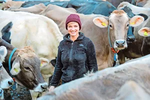 Auf dem Betrieb ihres Arbeitgebers, mitten zwischen den Kühen, fühlt sich Céline Spirig am wohlsten.