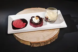 Als Dessert serviert Larissa Jegen Heidelbeerparfait, Heidelbeermousse, Heidelbeer-Zabaione und Amaretti.