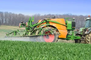 Die Vorlage schliesst explizit sowohl PSM in der Landwirtschaft, als auch die Verwendung durch Private oder die öffentliche Hand mit ein. (Bild Adobe Stock/BauZ)
