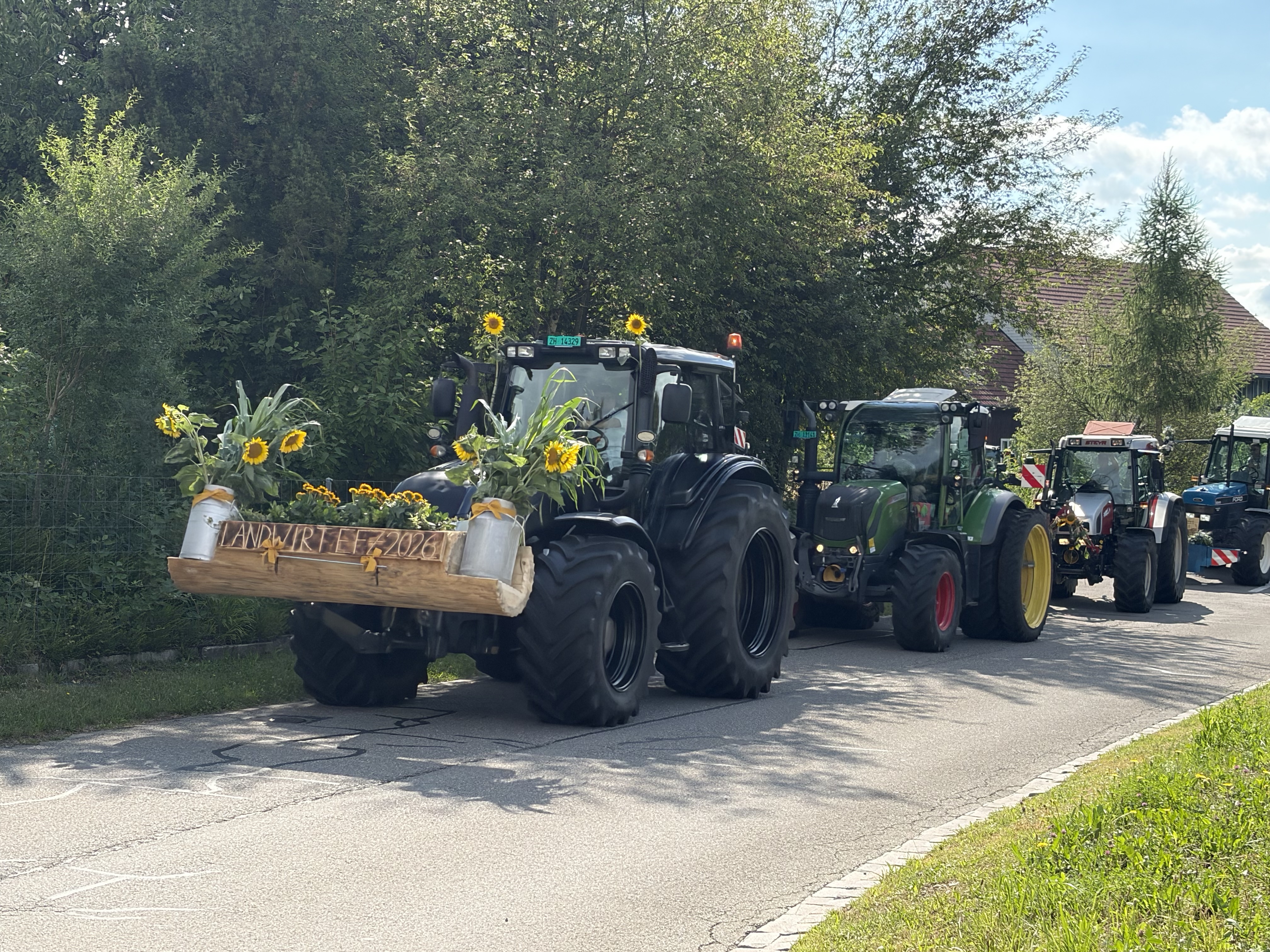 Am Ziel angekommen: Die Traktoren fanden sich an der traditionellen Parade am Strickhof zusammen.