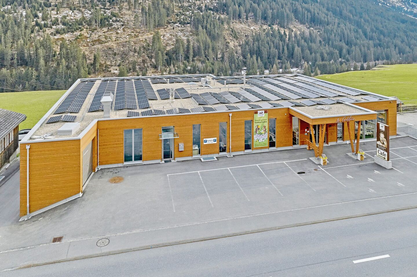 Geld von der Berghilfe gibt derzeit auch für Solarprojekte wie hier bei der Conditoria in Sedrun.