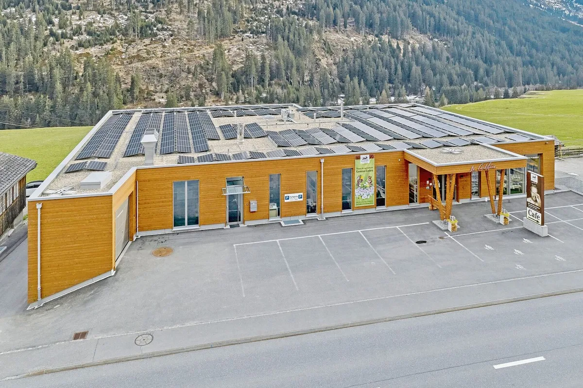 fcd79bce20aad43e38c3e8e0a00a250b456146b5ef314105f6ba5ad4bf6466fa Geld von der Berghilfe gibt derzeit auch für Solarprojekte wie hier bei der Conditoria in Sedrun.