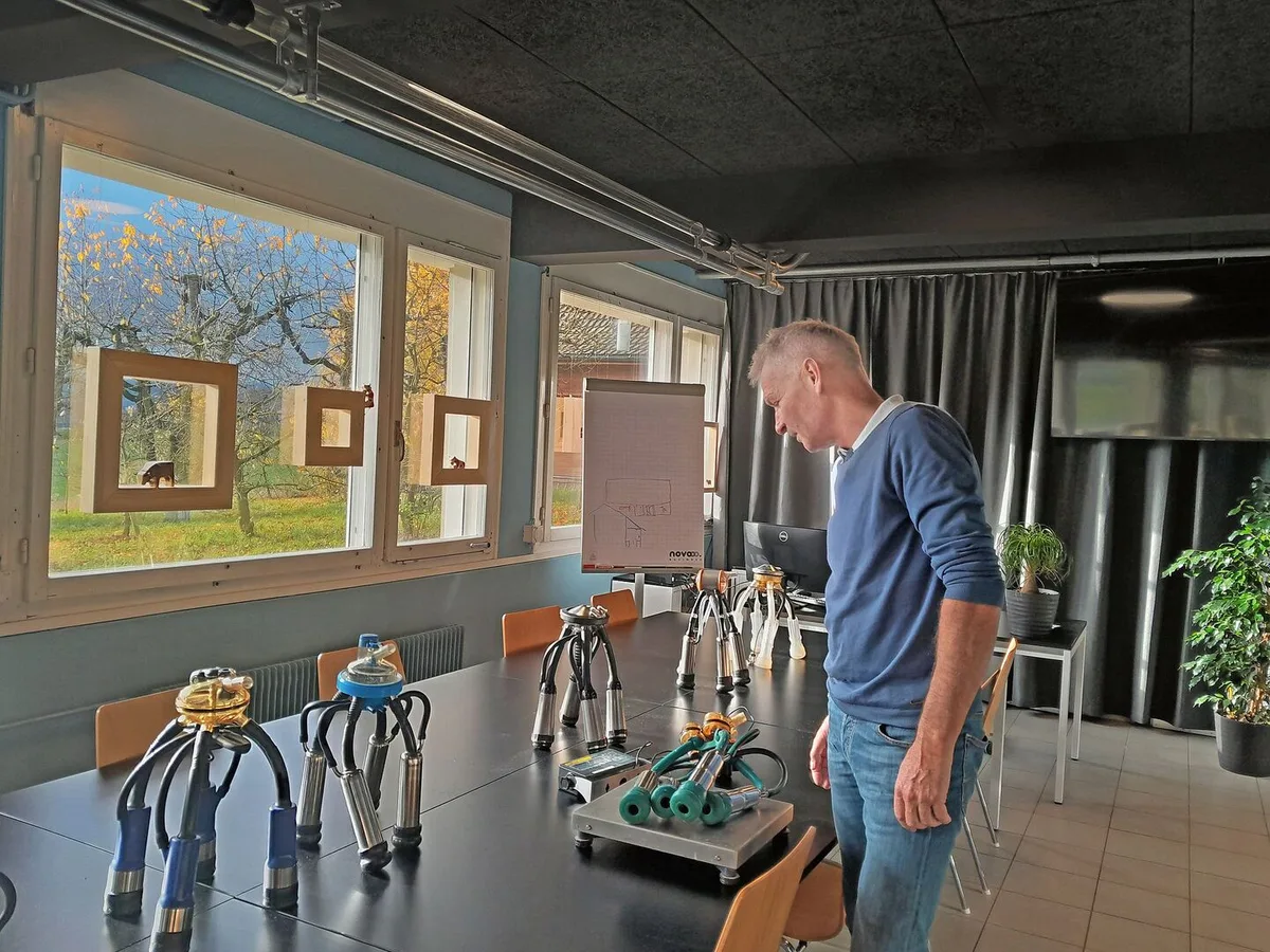 Andreas Niederhäuser zeigt, wie Becherhülsen aus Kunststoff statt aus Edelstahl das Gewicht des Melkzeugs stark reduzieren.