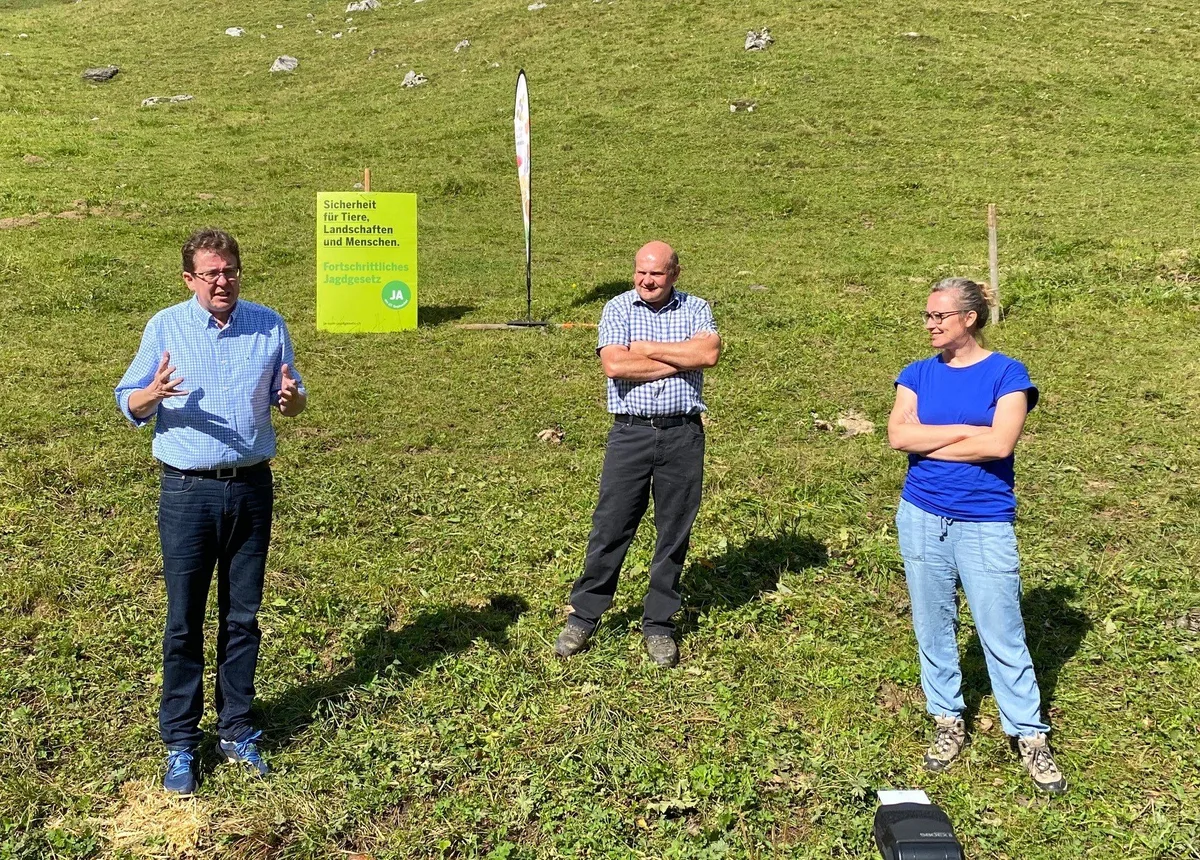 V.l.: Albert Rösti, Ernst Wandfluh und Aline Trede beim Podium. (Bild BeBV)
