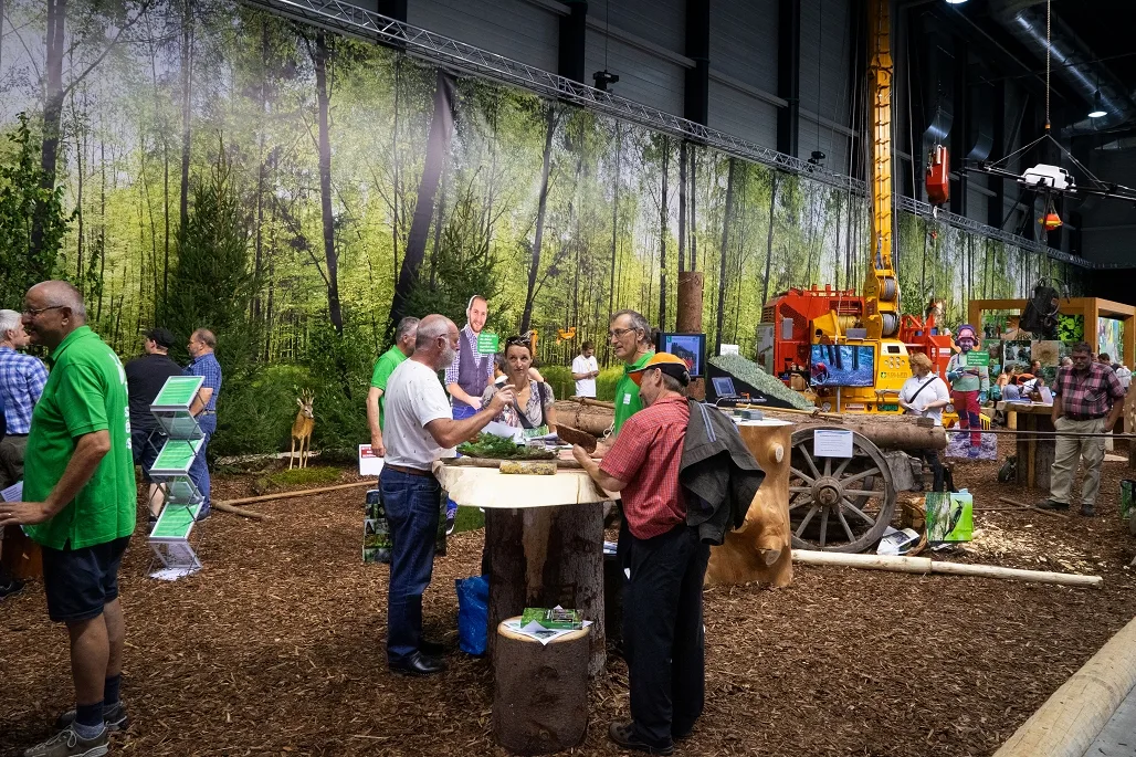 1fda34ee0bdef36de15f9d87f7fabe71baf78f2a Zusammen mit Ausstellern und Partnern blickt die Messeleitung auf die nächste Ausgabe der Forstmesse. (Bild Forstmesse Luzern)