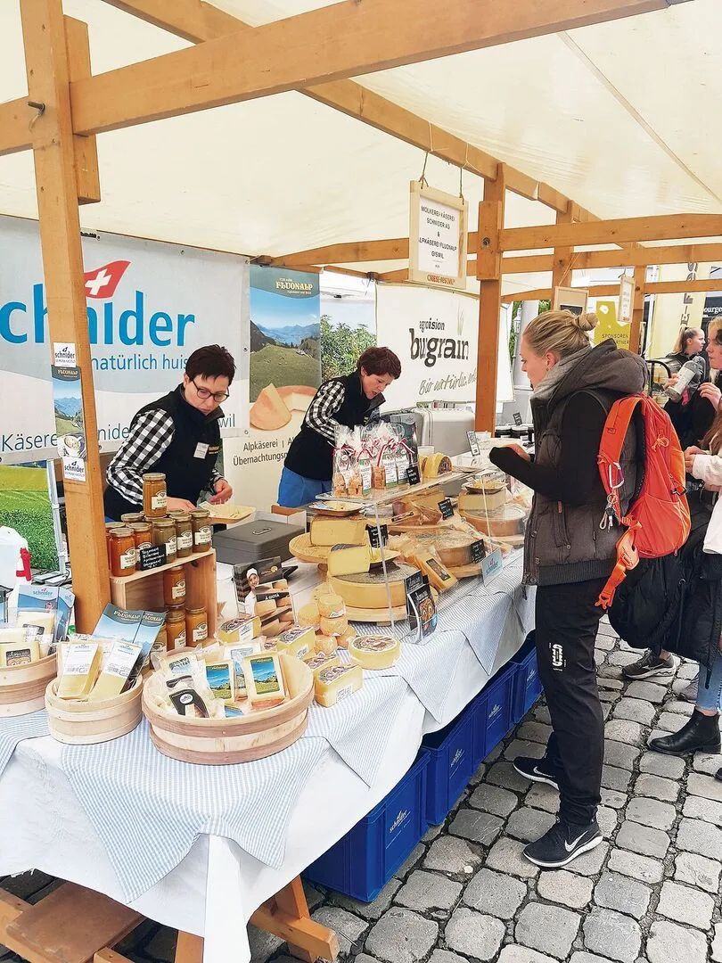 f24db36b7df4e0336159f4f72ce31399e0363c0889a6310713c336da8fd0caec Käse degustieren und kaufen: Besucher des Cheese-Festivals in Luzern schätzten den Kontakt zu den Ausstellern.